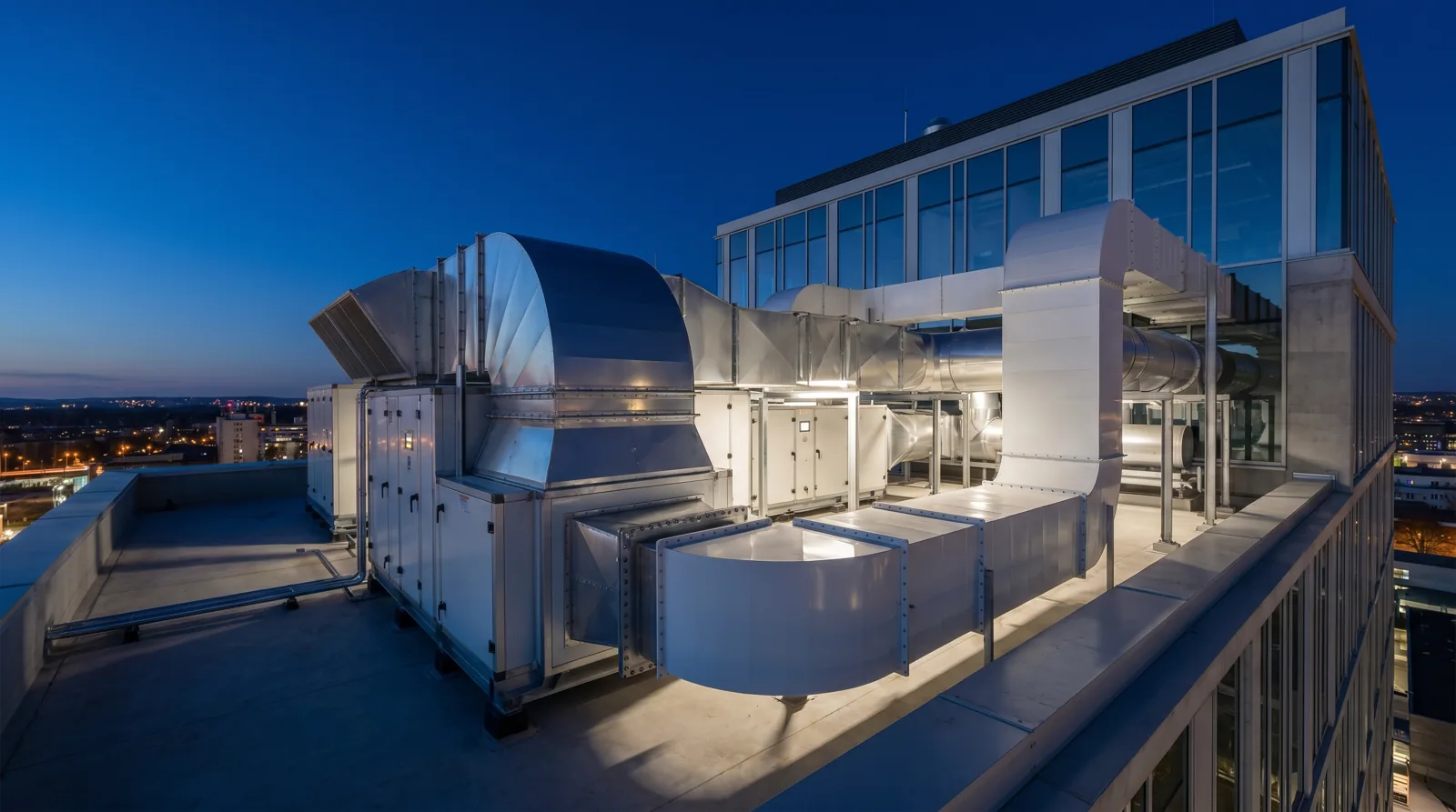 Prezračevalna strojnica in kanali na strehi stavbe